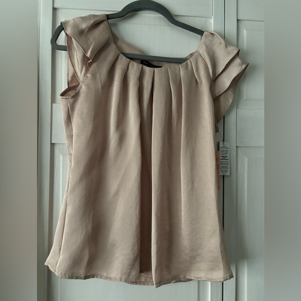 NWT Women’s Violet & Claire cream color capped sleeve shirt